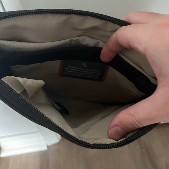Bellroy City Pouch Plus - Picture 3 of 5